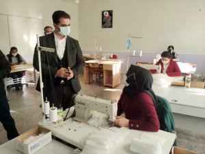 Tunceli'de kadınların ürettiği maskeler vatandaşlara ücretsiz dağıtılıyor
