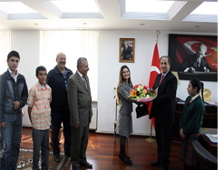 ÇANAKKALE GEZİZİNE KATILAN ÖĞRENCİLER VALİ KARA’YI ZİYARET ETTİ