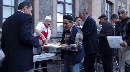 Kars Belediyesinin iftar çadırına yoğun ilgi
