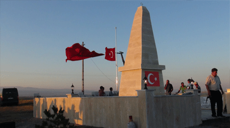 Ermeni mezalimine uğramış şehitler için anıt yapıldı