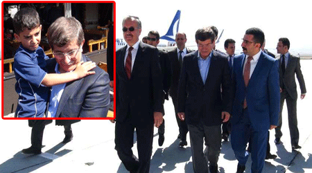 Davutoğlu “Başbakanım” sloganıyla karşılandı