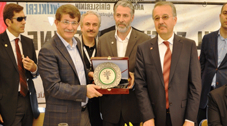 Davutoğlu’na “Harakani Fütüvvet” Plaketi
