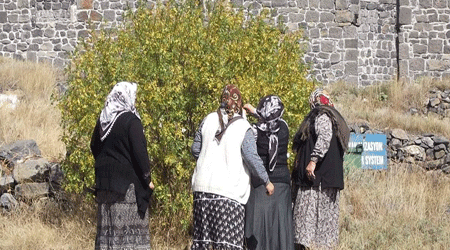 Türbeye bez bağlayıp, dilek tutuyorlar