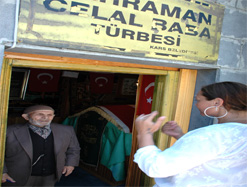 Hülya Avşar’dan Kars’ta Türbe ziyareti