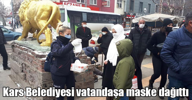 Kars Belediyesi vatandaşa maske dağıttı