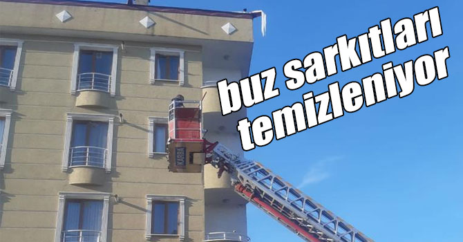 Kars Belediyesi tehlike yaratan buz sarkıtlarını temizliyor