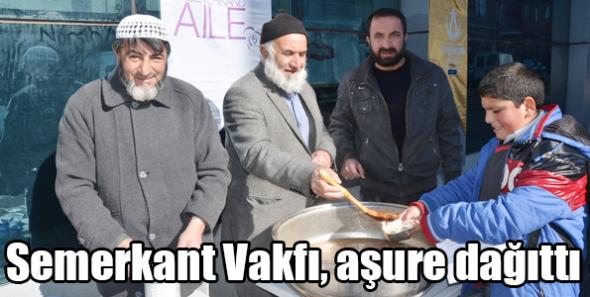 Semerkant Vakfı, vatandaşlara aşure dağıttı