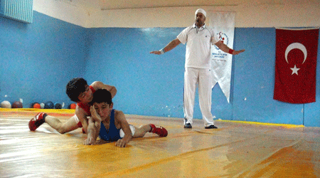 Kars’ta öğrenciler Atatürk için güreşti