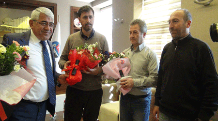 Karaçanta’dan, ödül alan gazetecilere çiçekli teşekkür