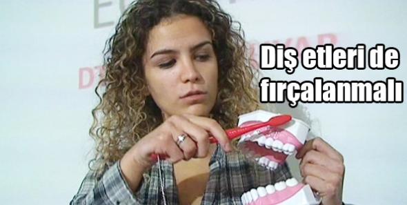 Diş etleri de fırçalanmalı
