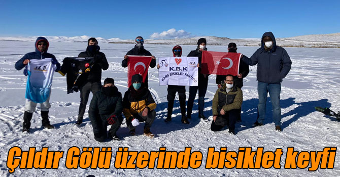 Donmuş Çıldır Gölü üzerinde bisiklet keyfi