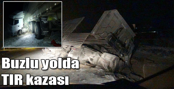 Buzlu yolda TIR kazası