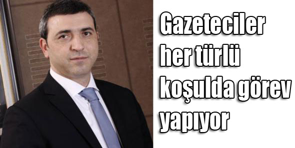 Gazeteciler her türlü koşulda görev yapıyor