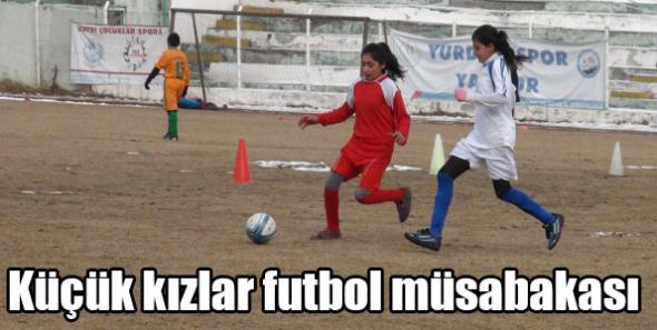 Küçük kızlar futbol müsabakası