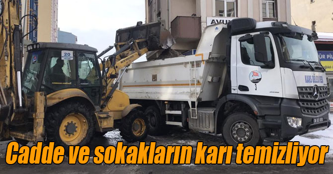 Kars’ta cadde ve sokakların karı temizliyor