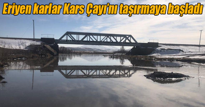 Eriyen karlar Kars Çayı’nı taşırmaya başladı