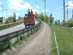 Kaldırımı bırakan vatandaşlar yolu kullanıyor