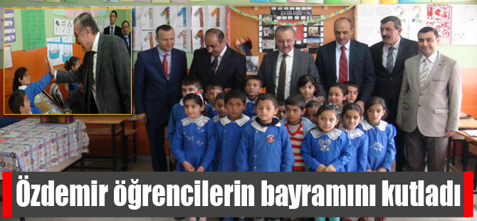 Özdemir öğrencilerin bayramını kutladı