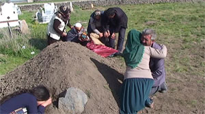 Şimdi de Sıra Beklerken Ölüyoruz!
