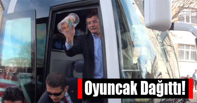 Davutoğlu Oyuncak Dağıttı!