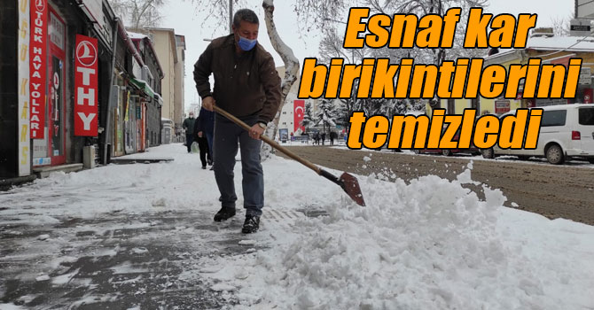 Kars esnafı kar birikintilerini temizledi