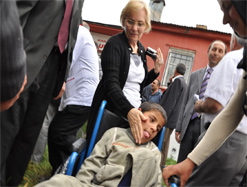 60 engelliye tekerlekli sandalye dağıtıldı