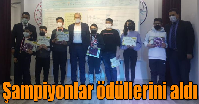 Satranç turnuvasının şampiyonları ödüllerini aldı