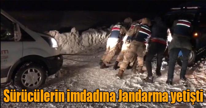 Kar ve tipi nedeniyle yolda kalan sürücülerin imdadına kahraman Jandarma ekipleri yetişti