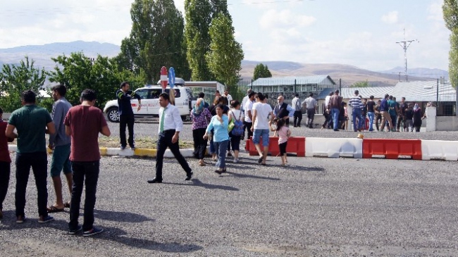 Kağızman'da Yol Kesen PKK Kaçan Araçlara Ateş Açtı: 1 Yaralı