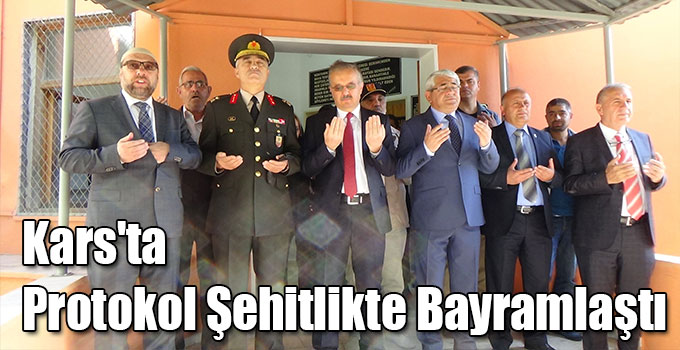 Kars'ta Protokol Şehitlikte Bayramlaştı