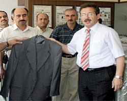Kars'ta Memura giyim yardımı