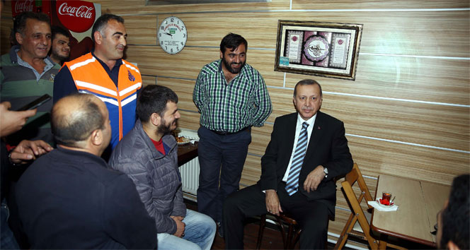 Erdoğan, Taksi Durağında Esnafla Çay İçip Sohbet Etti