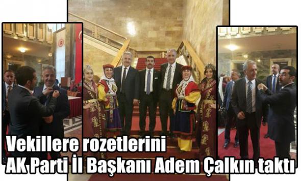 Rozetleri AK Parti İl Başkanı Adem Çalkın taktı