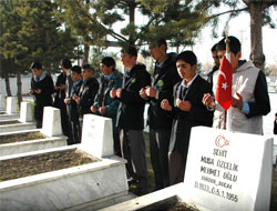 Öğrenciler şehitliği ziyaret etti