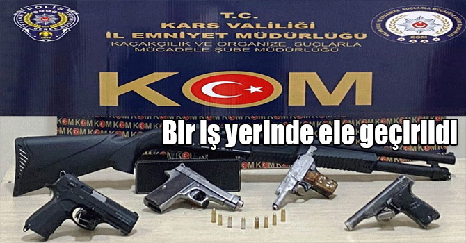 Kars’ta bir iş yerinde 5 silah ele geçirildi