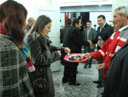 Kızılay öğretmenlere çikolata dağıttı