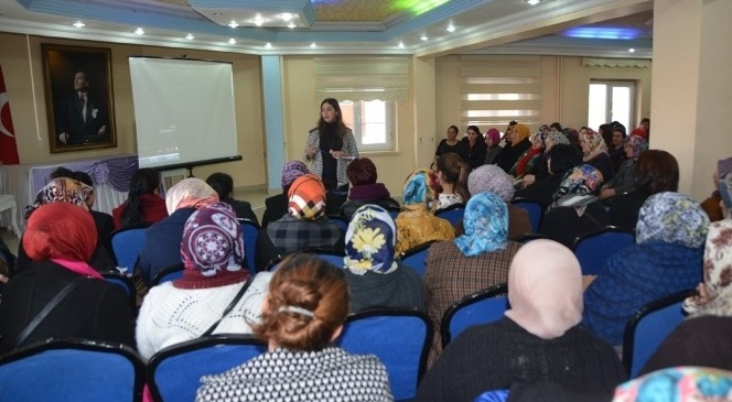 Bayanlara Yönelik Sohbet ve Konferans Programı Yoğun Katılımla Devam Ediyor