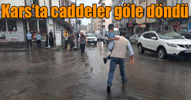 Kars’ta caddeler göle döndü