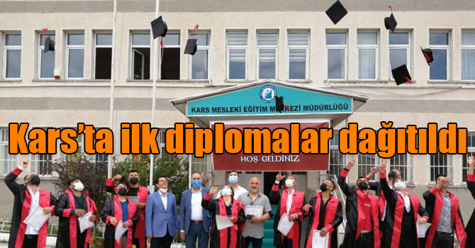 Kars’ta ilk diplomalar dağıtıldı