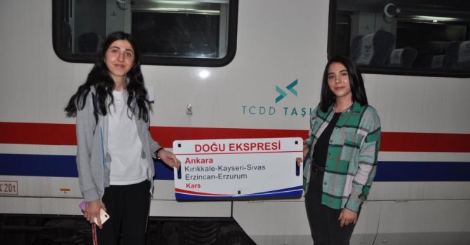 Doğu Ekspresi yolcularına Kars’ta sazlı sözlü karşılama