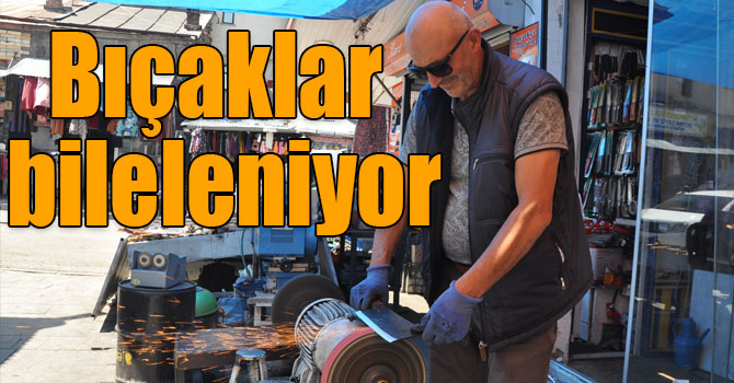 Kars’ta bıçaklar Kurban Bayramı için bileleniyor