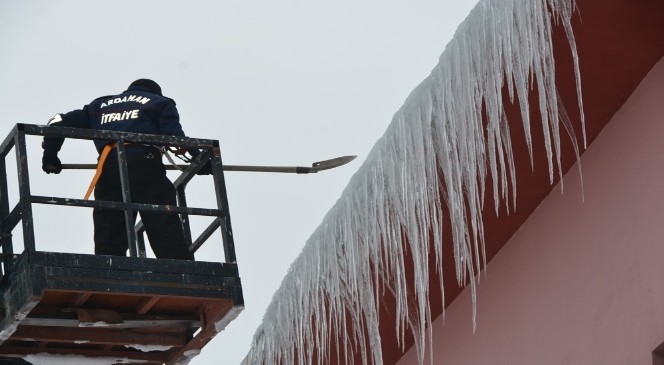 Ardahan Belediyesi Ekipleri Kar ve Buz Temizliğini Sürdürüyor