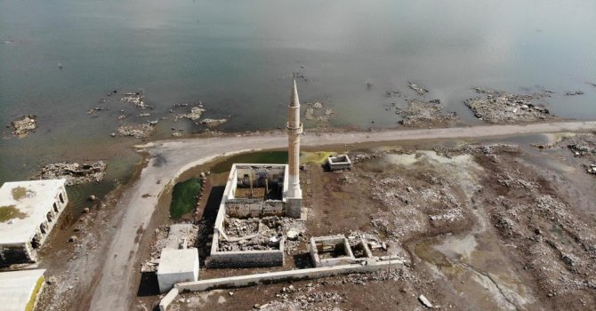 Baraj suları çekildi, cami ve okul ortaya çıktı