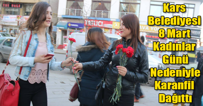 Kars Belediyesi 8 Mart Kadınlar Günü Nedeniyle Karanfil Dağıttı