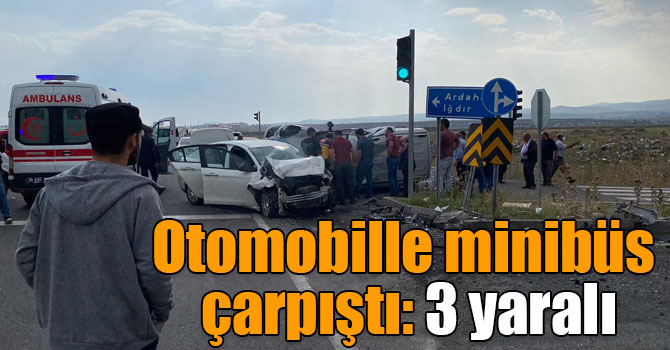 Kars’ta otomobille minibüs çarpıştı: 3 yaralı