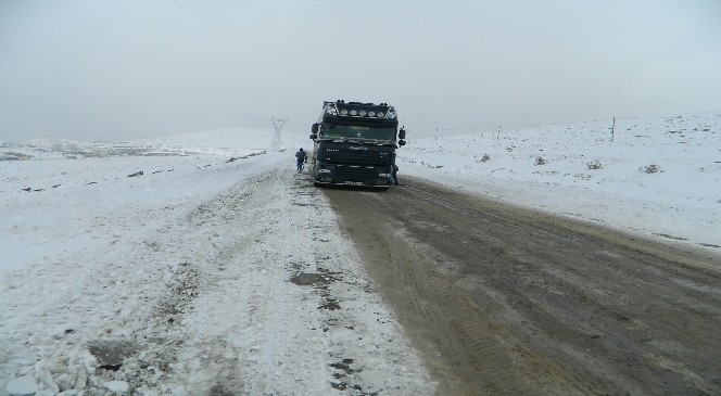 Ulgar Dağı'nda Ulaşıma Kar Engeli
