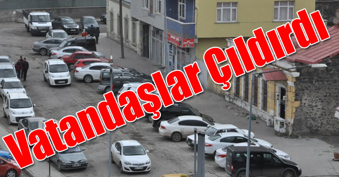 Kars'ta Gelişi Güzel Park Edilen Araçlar Vatandaşı Çıldırttı