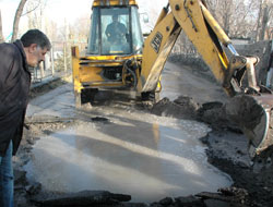 Su patlağı yolu trafiğe kapattı