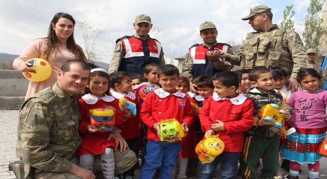 Mehmetçik'ten Köy Çocuklarına Oyuncak