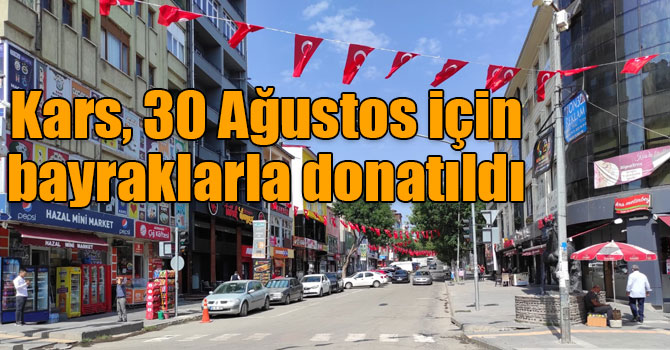 Kars, 30 Ağustos için bayraklarla donatıldı